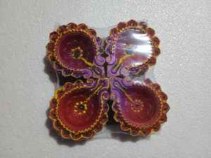 Diyas de arcilla de terracota hechos a mano con pintura de arte festivo, lámparas de aceite de arcilla pintadas personalizadas para Diwali y decoración del hogar - Product Image 5