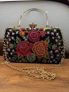 คลัทช์โลหะทำด้วยมือที่สวยงามทำขึ้นเองเป็นชิ้นสำคัญที่กำหนดนิยามใหม่ของความหรูหราและความสง่างามเหมาะสำหรับปาร์ตี้ตอนเย็น - Product Image 3