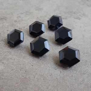 Pierres précieuses taillées à facettes en onyx noir naturel de qualité AAA + Forme hexagonale calibrée en gros disponible dans toutes les tailles Pierres précieuses en vrac - Product Image 2