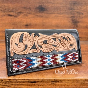 กระเป๋าสตางค์แบบยาวพับสองพับสำหรับผู้ชายหนังแท้พร้อมลายดอกไม้และลูกปัดที่ใส่บัตร - Product Image 1