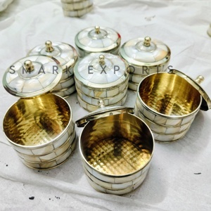 Elegante Sindoor Daani de latón hecho a mano con incrustaciones de fregona para almacenar Kumkum bermellón y pequeños polvos sagrados - Product Image 3