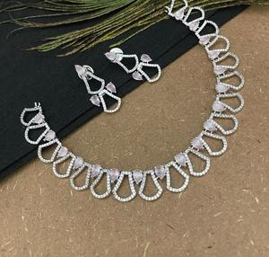 Beau ton argent d'excellente qualité avec collier en pierre AD serti de boucles d'oreilles pour femmes et filles vêtements de mariage - Product Image 3
