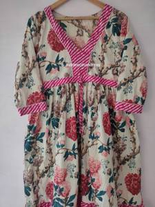 Robe en coton à fleurs élégante pour femmes avec volants Patchwork confortable du nouveau fournisseur indien Taille naturelle Style doux - Product Image 4