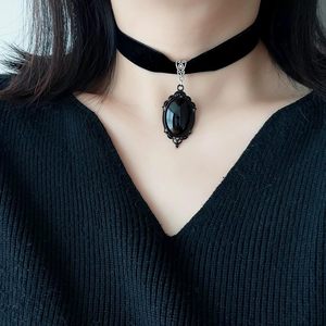 Caiguoer gothique Halloween collier pour femmes noir tour de cou cristal pendentif bijoux à la mode pour vampire fêtes à thème ou cadeaux - Product Image 3