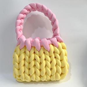 กระเป๋าโท้ทลำลอง Bigknit ผ้าถักบุผ้าฝ้าย ปิดด้วยผ้าคลุม สีลูกกวาดใหม่ งานแฮนด์เมด ทอแบบ DIY หนา ผลิตในไอซ์แลนด์ ไทยแลนด์ สำหรับผู้ชาย - Product Image 1