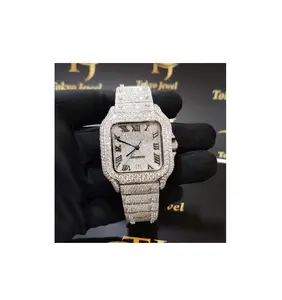 Um relógio deslumbrante feito com diamantes de moissanite vvs de clareza aprimorada em aço inoxidável que realça o seu charme