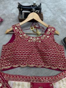 Elegante diseñador Lehenga Choli con lentejuelas pesadas y bordado perfecto para festivales de bodas y celebraciones tradicionales - Product Image 5