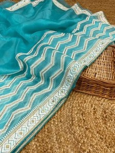Sari en organza de qualité supérieure, collection de créateurs, imprimé numérique, bordures élégantes, séchage rapide, pièce de chemisier pour femmes, fête de mariage, Saurya - Product Image 5