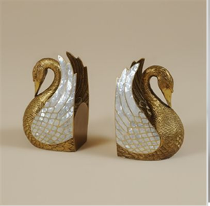 Pavos reales dorados regios posados sobre pedestales negros para estantes. Disponible a precios de mayoreo. - Product Image 4