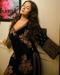 Costume élégant en velours avec broderie et séquence de travail Robe prête à l'emploi entièrement cousue, parfaite pour les fêtes et les fêtes - Product Image 2