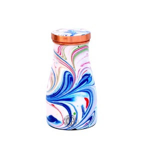 Carafe de chambre à coucher en cuivre au design moderne avec couvercle haut Pot de chevet en verre intégré Pichet à bouteille avec différents imprimés Carafe pichet - Product Image 5
