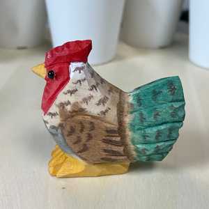 Estatua de Gallina Tallada a Mano YEEYAYA, Escultura de Gallina de Madera para Decoración del Hogar, Figuras de Madera Únicas para Decoración de Habitaciones - Product Image 1
