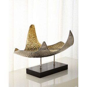 Sculptures uniques modernes de grande texture martelée en aluminium plaqué or de conception avantageuse pour des tables de console de lobby d'hôtel - Product Image 1