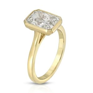 Anillo de Compromiso con Corte Radiante y Engaste de Bisel para Mujer en Oro Rosa - Product Image 6
