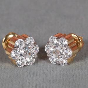 Boucles d'oreilles serties de diamants en or jaune 14 carats Inspirant l'élégance pour la femme moderne - Product Image 1