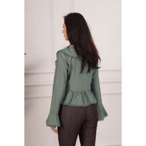 Blusa Elegante para Mujer LUSTRIN con Detalle de Encaje y Cuello de Lazo en Verde Caqui, Tela de Poliéster Fluida para Uso Casual o de Oficina - Product Image 4