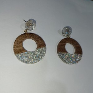 Boucles d'oreilles géométriques en métal pour femmes, nouvelle mode, résine de bois, art populaire fait à la main, bijoux au toucher réel, vente en gros - Product Image 6