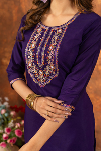 Nuevo Conjunto Elegante de Kurti Recto con Pantalón y Dupatta - Product Image 3