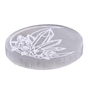Plaque de charge en sélénite naturelle ronde, symbole de fleur et de cristal pour la guérison par le Reiki, vente en gros de plaques de charge en sélénite - Product Image 1