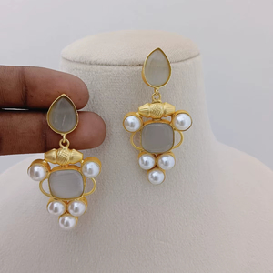 Ruby Royal Pendientes chapados en oro Juego de gotas de perlas Fusión moderna Diseño único Latón pesado Hecho Diseño personalizado - Product Image 5