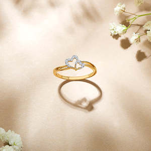 Anillo de Oro con Diamantes Entrelazados en Forma de Corazón - Product Image 1