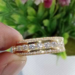 Bague de fiançailles à trois rangs en diamant de laboratoire taille brillant de 5,00 carats, certifiée IGI, clarté VS1, pour homme et femme, en or 14 carats - Product Image 6