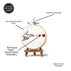Aro de Bordado Pop Art Hecho a Mano "Love Shot" – Bambú de 10 cm – Bordado Texturizado 3D de Corazón para Decoración Moderna del Hogar y Regalos Románticos - Product Image 2