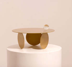 Plateaux de présentation de luxe en fil doré dernier cri Support à gâteau en métal avec socle antidérapant en acacia Support à gâteau en métal et bois en vente - Product Image 5