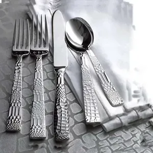 Ensemble de couverts en acier inoxydable de qualité supérieure au design élégant avec poignée au design tressé Parfait pour les couverts de mariage et de table à manger - Product Image 4