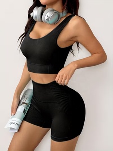 Conjunto de Yoga Negro de 2 Piezas, Top Corto con Espalda Cruzada y Cuello Redondo, Pantalones Cortos de Cintura Alta, Spandex, Poliéster, Transpirable, Sin Costuras, Diseño Sólido - Product Image 1