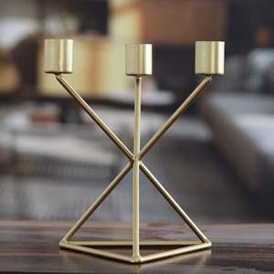 Elegante portavelas de metal para mesa de dormitorio, sala de estar y área de salón que proporciona elegancia decorativa - Product Image 4