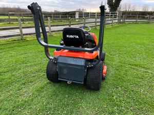 เครื่องตัดหญ้าแบบนั่งขับ Kubota G261 ขนาด 139 ซีซี เครื่องยนต์ดีเซล 2 จังหวะ ขับเคลื่อนด้วยตัวเอง ใบมีดแบบโรตารี่ ถังเก็บหญ้าขนาด 100 ลิตร เบาะนั่งเกรดอุตสาหกรรม - Product Image 6