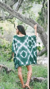 Poncho Kaftan de plage en tissu tie-dye vert, écologique, lavable, style bohème, doux et naturel, mini robe pour femmes, coupe régulière, vêtements de villégiature - Product Image 2