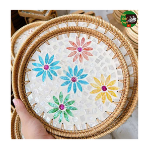 Plateau de service en rotin naturel de style mixte avec mosaïque en nacre, plateau fait à la main, plateau en rotin mosaïque en gros - Product Image 1