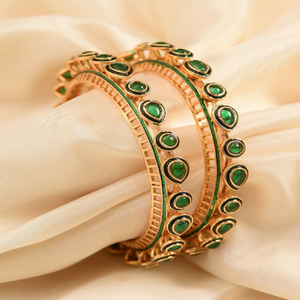 Brazalete ancho de latón con una variedad de piedras transparentes de forma única, un accesorio atrevido y moderno, a precios de mayorista. - Product Image 4