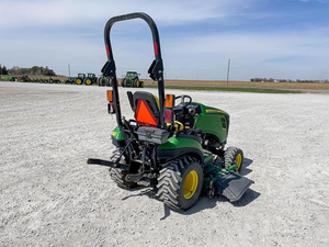 Tractor compacto de pocas horas de uso, 30HP/40HP, similar al John Deere 1025R de 24HP, 4x4, tractor utilitario subcompacto con cargador, en venta. - Product Image 3