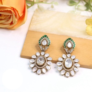Boucles d'oreilles classiques en or finition pierre, aspect traditionnel, pour femmes et filles, pour les soirées, pour les tenues de soirée, collection de mode - Product Image 1