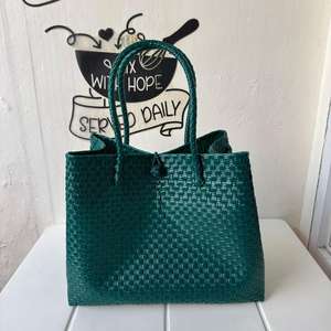 Sac fourre-tout pour femme de qualité supérieure, écologique, tissé à la main, nouveauté indonésienne, vert foncé, taille adulte, plastique recyclé - Product Image 1