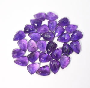 Lote de 29 Piezas de Amatista Natural con Corte Triangular en Forma de Rosa Facetada de 141.50 Quilates - Product Image 2