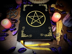 Organisateur de journaux en cuir A5 avec logo personnalisé Pentacle doré Livre d'ombres Fil à coudre Symbolisme païen Cadeau en spirale Couture sur selle - Product Image 4