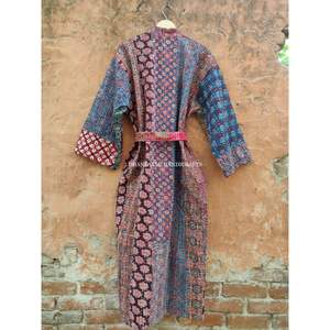 Venta al por mayor de Albornoz de algodón indio hecho a mano Maxi vestido Kimono estilo Ajrakh estampado parche trabajo diseño de talla grande Kantha ropa de dormir - Product Image 6