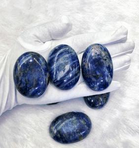 หินโซดาไลต์ธรรมชาติทรงปาล์ม ขนาดใหญ่ 50-55 มม. สำหรับการผ่อนคลาย การทำสมาธิ และหินบำบัดคริสตัล งานฝีมือจากอัญมณี - Product Image 2