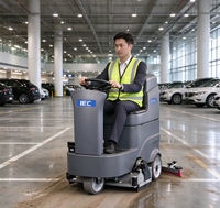 Mesin Pembersih Lantai IEC XS110 Ride on Floor Sweeper Scrubber dengan Lebar Pembersihan 650mm, Peralatan Pembersih Komersial untuk Tempat Parkir dan Pabrik