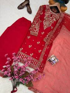 Ensemble prêt-à-porter entièrement cousu en soie organza avec broderie Zari et sequins, comprenant un haut et un pantalon palazzo avec dupatta. - Product Image 3