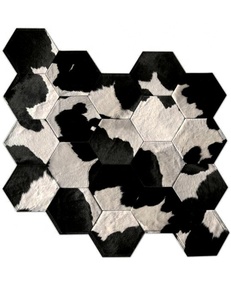 Tapis en cuir naturel fait à la main sur des cheveux en cuir de vachette véritable de l'usine OEM Tapis en cuir de vachette personnalisé pour la décoration intérieure et extérieure - Product Image 1