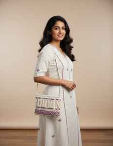 Sac à bandoulière pour femme en coton écologique fait main par Craftstages International, broderie décontractée, motif, fermeture éclair, 3L+ - Product Image 4