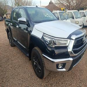 Toyota Hilux 2025 de Uso Rudo para Viajes de Larga Distancia, en Buen Estado, Funcionando, Ofrecido a Precios de Mayoreo - Product Image 1