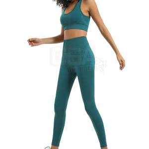Ensemble de yoga tendance pour femmes avec matière respirante, conçu pour la pratique du yoga et des étirements à domicile - Product Image 4