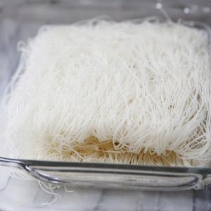 Chaînes de soie 100% vermicelles de riz purs de qualité A, bâtonnets de nouilles séchées emballés sur mesure, origine Vietnam - Product Image 2