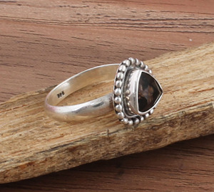 แหวนเงินแท้ 925 ประดับพลอยสโมคกี้ควอตซ์ธรรมชาติ งานแฮนด์เมดสไตล์วินเทจโบโฮ เหมาะสำหรับทั้งชายและหญิง ของขวัญสำหรับงานแต่งงานหรืองานปาร์ตี้ - Product Image 5